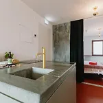The Modernist, Architecture Experience Apartman *